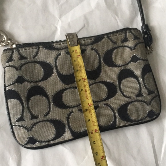 Host Pick 💕 AUTHENTIC Coach Wristlet Signature Canvas - Picture 6 of 11